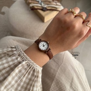 ساعت قهوه ای