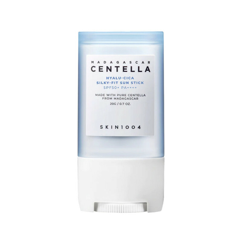 استیک ضد آفتاب بیرنگ سانتلا، SPF 50، مدل skin1004، مناسب انواع پوست با حجم 20 میلیلیتر، محافظتکننده در برابر اشعههای UVA و UVB، ضد حساسیت و مرطوبکننده، PA++++، روشنکننده، دارای فرمولاسیون عصاره مغذی و هیالورونیک اسید، با ماندگاری 3 ساعته