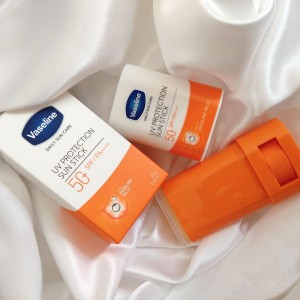 ضد آفتاب استیکی وازلین Vaseline با SPF50 وزن 15 گرم