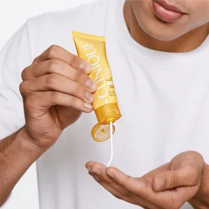 کرم ضد آفتاب کلینیک ضد پیری و جوانساز بی رنگ SPF50 حجم 50 میلی لیتر