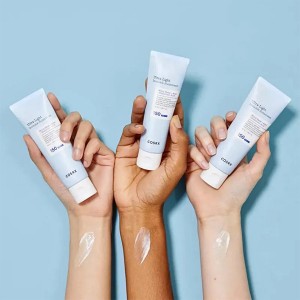 کرم ضد آفتاب و مرطوب کننده فوق سبک اولترا لایت کوزارکس SPF50 حجم 50 میلی لیتر
