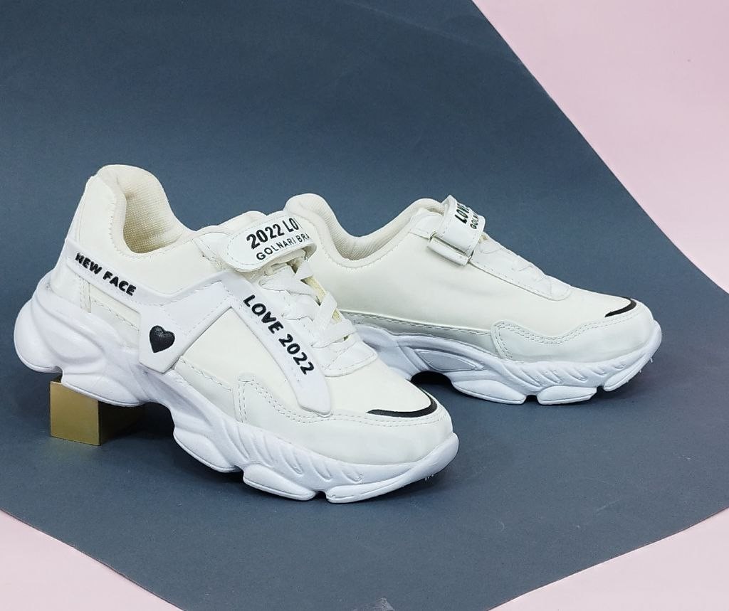 حراج کفش اسپرت بچگانه مدل love  رنگ سفید  خوش پا و راحت با ارسال رایگان