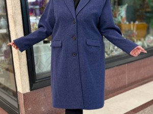 راهنمای انتخاب پالتو سایز بزرگ زنانه و نحوه ست کردن ان