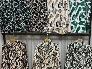 راهنمای جامع انتخاب و استایلینگ شومیز ساتن برای ظاهری لوکس و امروزی