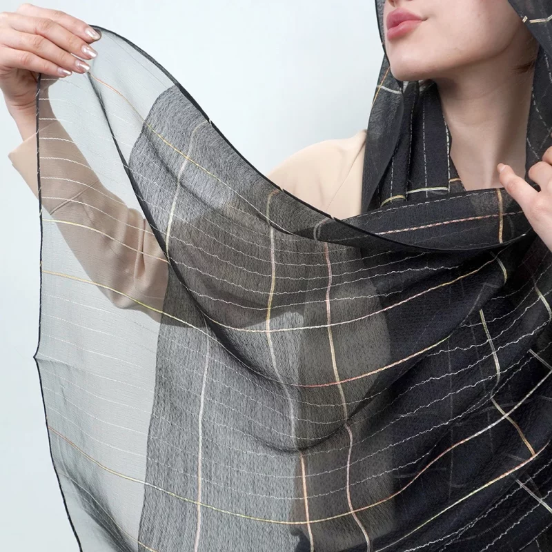 شال زنانه مشکی خط طلایی