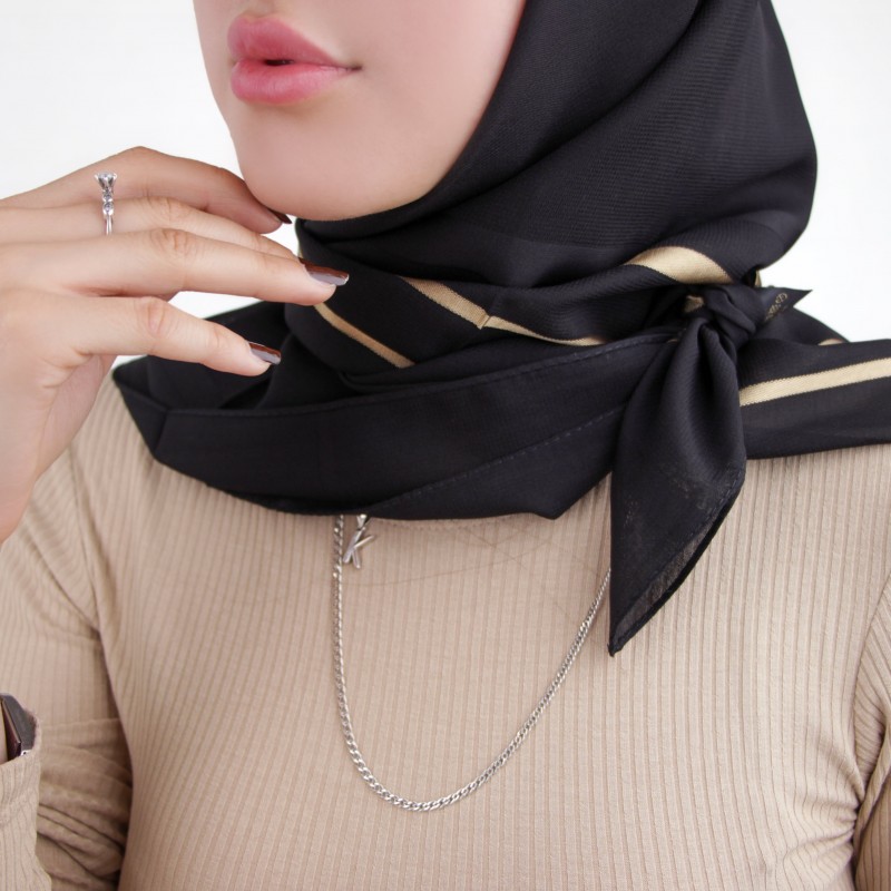روسری زنانه با خط طلایی