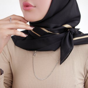 روسری زنانه با خط طلایی