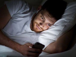 چرا نباید هنگام شب از دستگاه های الکترونیکی مانند گوشی هوشمند استفاده کرد؟