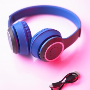 هدفون بی‌سیم JBL با باس قوی و میکروفون داخلی