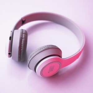 هدفون بی‌سیم JBL با باس قوی و میکروفون داخلی