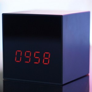 ساعت با  شارژر وایرلس دوربین دار