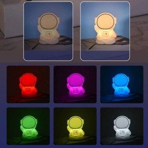 چراغ خواب سیلیکونی طرح فضانورد نشسته LJC-173 | نور RGB و باتری ۱۲۰۰ میلی‌آمپر