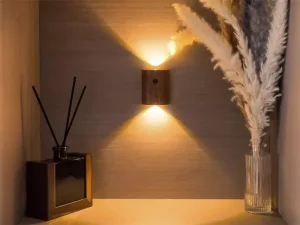 چراغ دیواری سنسور حرکتی قابل شارژ چوبی Auraglow Wooden Rechargeable Motion Sensor Wall Light TAIGA