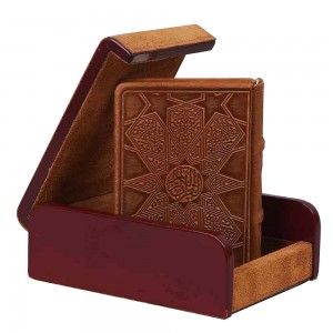 قرآن قاب چوبی رویه چرم (نشر چرم نگار)