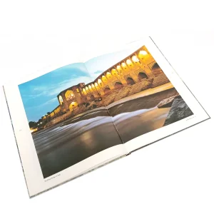 کتاب اصفهان (نقشی دل فریب بر صحنه ی نیلگون آسمان)  (انتشارات یساولی)