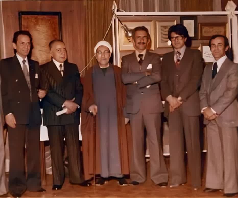 استادان انجمن خوشنویسان ایران؛ از راست: کابلی خوانساری، محمد رضا شجریان، غلامحسین امیرخانی، نجفی زنجانی، میرخانی، زعیمی