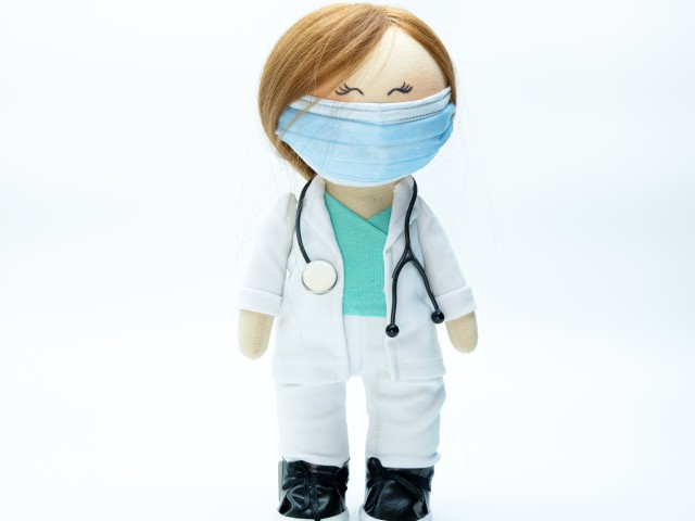 عروسک پزشک