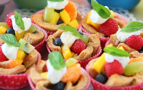 نان‌های فنجانی با میوه و ماست