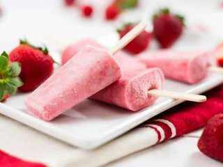 طرز تهیه بستنی چوبی توت فرنگی