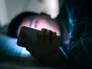 استفاده از موبایل قبل از خواب شاید مسبب کاهش کیفیت خواب نباشد