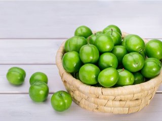 بلای زیاد خوردن گوجه سبز داخل معده