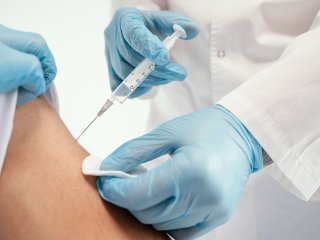 با این اقدامات عوارض تزریق واکسن کرونا را کم کنید