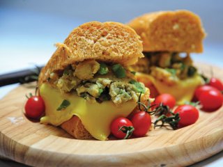 ساندویچ تخم‌مرغ و پنیر با نان سیر
