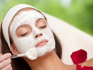 ماسك تغذیه‌كننده پوست‌های خشك و معمولی