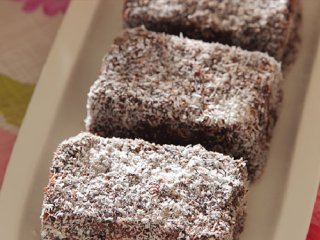 کیک لَمینگتن استرالیایی (lamington cake)