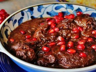 طرز تهیه خورش انار مسما گیلانی؛ یک غذایی مناسب برای شب یلدا