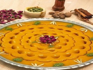 ۲ طرز تهیه حلوا زعفرانی و ساده با آرد گندم برای افطار