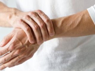 علت گرفتگی و سفتی دست‌ها در هنگام صبح‌ چیست؟