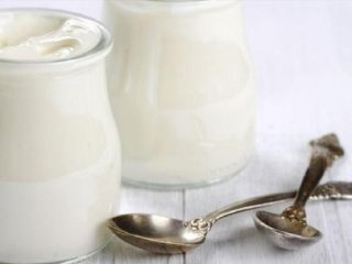 فواید ماست یونانی؛ از کاهش خطر ابتلا به سرطان روده تا کنترل فشار خون