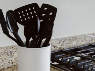 به این دلیل با کفگیرهای سیاه خداحافظی کنید