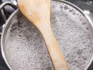 ترفند ساده‌ای که واقعاً جلوی سر رفتن قابلمه را می‌گیرد