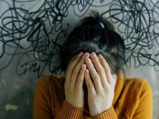 ۷ خوراکی و نوشیدنی مؤثر برای آرام‌کردن اضطراب
