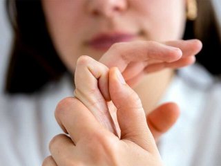 قولنج شکستن؛ عادتی بی‌ضرر یا خطری پنهان؟