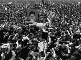 عکسی ماندگار از مراسم تشییع پیکر امام(ره)