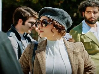 سلفی متفاوت نازنین بیاتی در پشت صحنه «تاسیان»؛ گریم نوستالژیک با موبایل آیفون + عکس