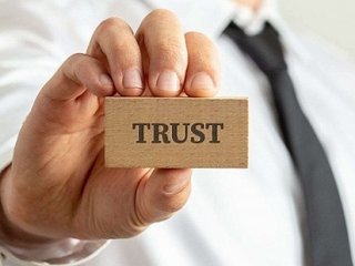 تلۀ بی‌اعتمادی؛ اگر نمی‌توانید اعتماد کنید بخوانید