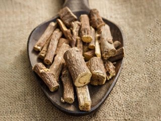 ۲۷ خاصیت شیرین بیان