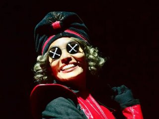 «صحرا اسدالهی» با استایل عجیب و غریب در تئاتر «کورالین» (عکس)