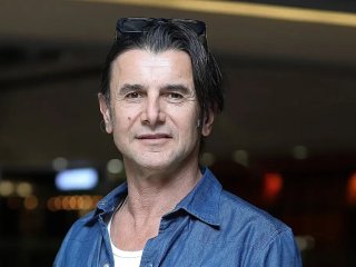 امین حیایی با پیراهن لی و عینک تیره در اکران «غریزه»+ عکس