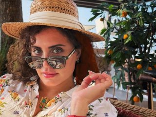 استایل متفاوت الناز شاکردوست با کلاه حصیری و لباس گل‌دار در فضای باز (عکس)