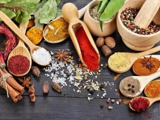 زمان طلایی ادویه‌ها؛ چرا شناخت لحظه درستِ افزودن عطرها طعم غذا را دگرگون می‌کند؟