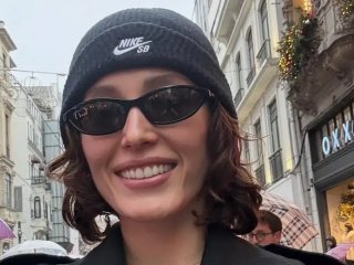 قدم زدن فرشته حسینی در خیابان‌های بارانی استانبول (عکس)