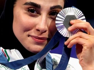 ژست خاص ناهید کیانی با جایزه‌ی خاص + عکس