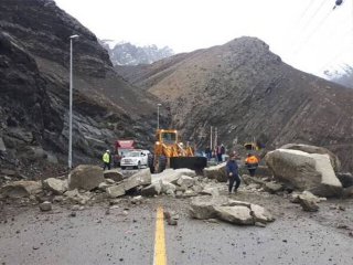 ریزش سنگ در آزادراه تهران-شمال