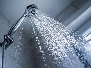 ۱۰ مزیت دوش آب سرد برای بدن + اینفوگرافی