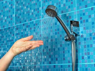 دوش گرفتن در صبح بهتر است یا در شب؟